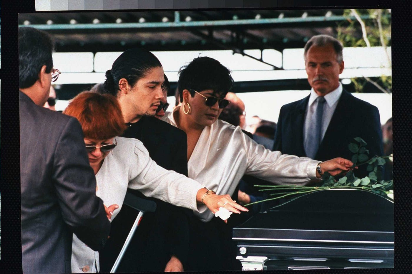 Selena’s family members place roses on her casket