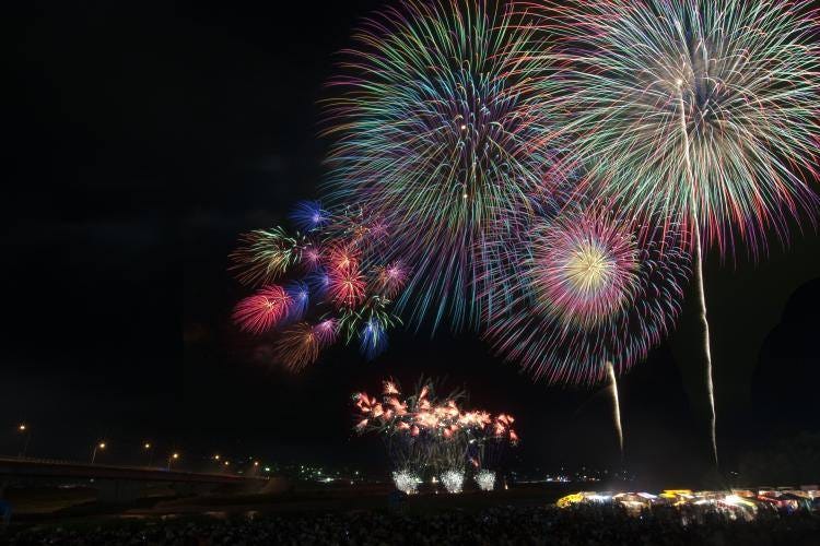 8月 長達70分鐘的花火競賽 岩手縣的盛岡花火祭典 是日日本 Medium 8月 長達70分鐘的花火競賽 岩手縣的盛岡花火祭典 是日日本 Medium