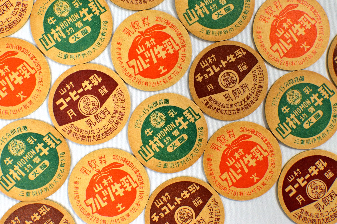 瓶裝牛奶的紙蓋滿滿的昭和感 Joel Fukuzawa Medium 瓶裝牛奶的紙蓋滿滿的昭和感 Joel Fukuzawa Medium