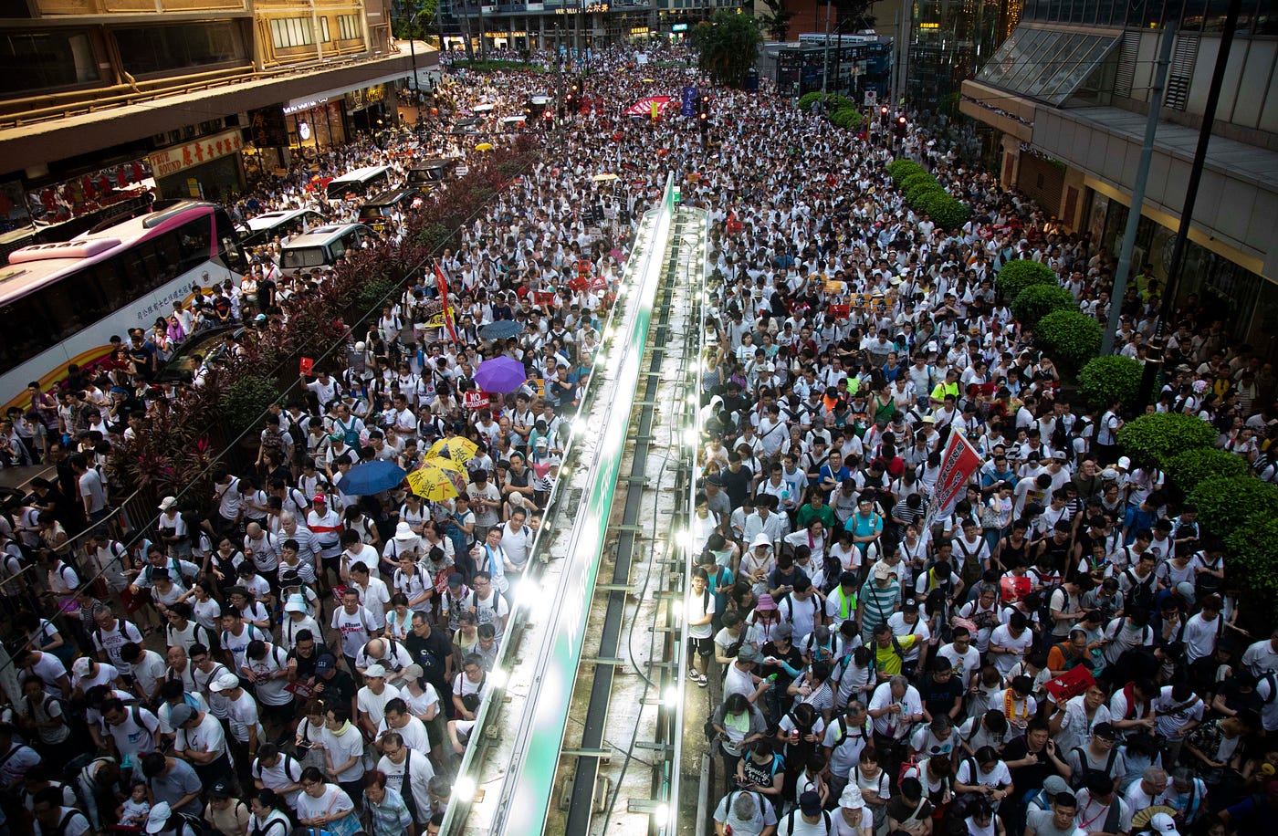 6月9日百萬大遊行之後香港人重新思考的一二事 我哋爭取民主30幾年 民主無乜嘢爭取到 你搞我法治 我就同你死過 民主黨老前 By 記者關震海