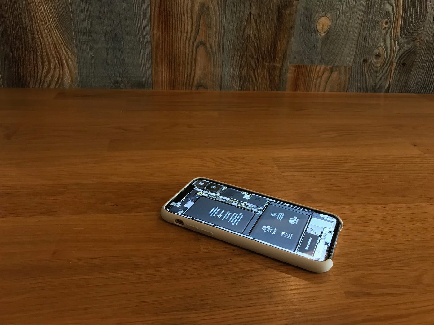 Iphone Xがスケスケに見える壁紙をifixitが配信 11月3日に発売されたiphone By Taro Matsumura 松村太郎 Tarosite