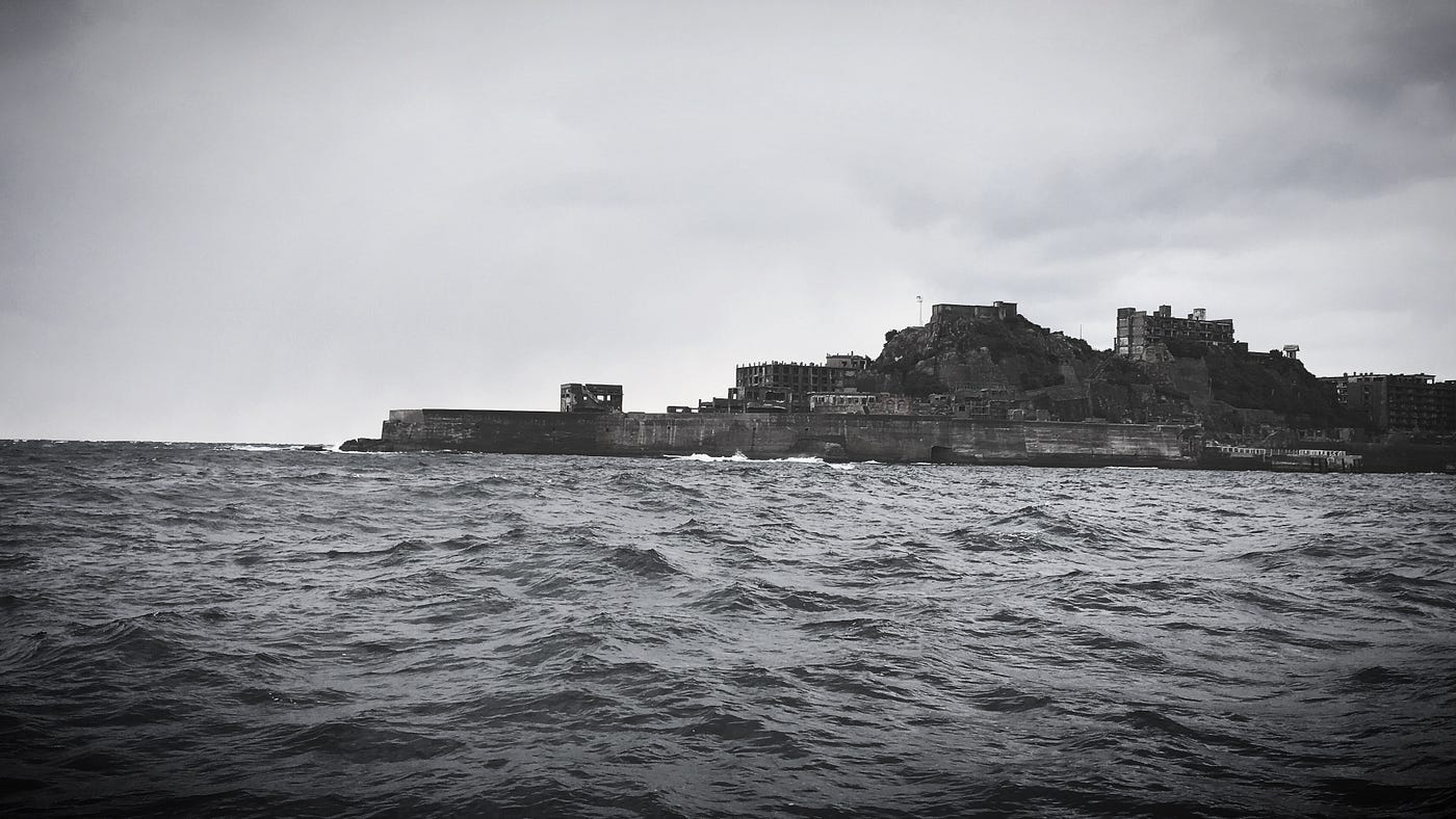 九州 長崎 失落40年的孤島隱藏在軍艦下的秘密ー端島 時間是去年一月 北九州的旅行來到了後半 從溫泉小鎮湯布院搭著特急列車搖搖晃晃來到 By Poyu X Life Poyu 日本魂