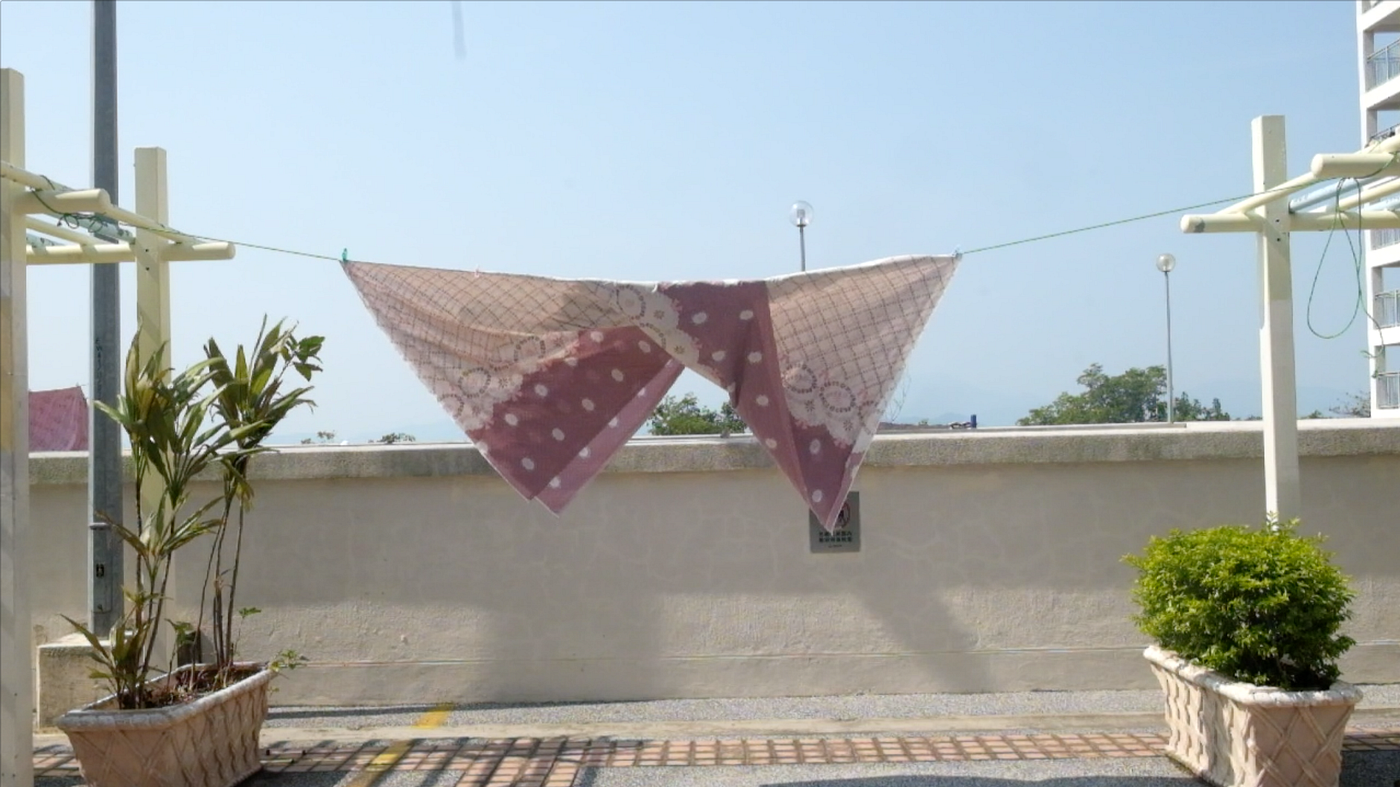 The buildings in Hong Kong have made the art of drying racks. by 王玉婷