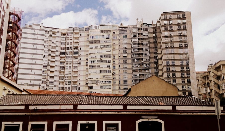 Picture of a huge building in a city