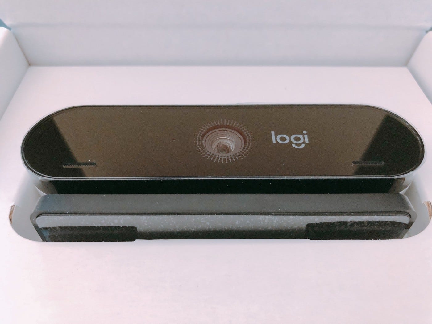 Unbox: Logitech 4K Pro Magnetic Webcam for Pro Display XDR | by MING | Mac  O'Clock | Medium