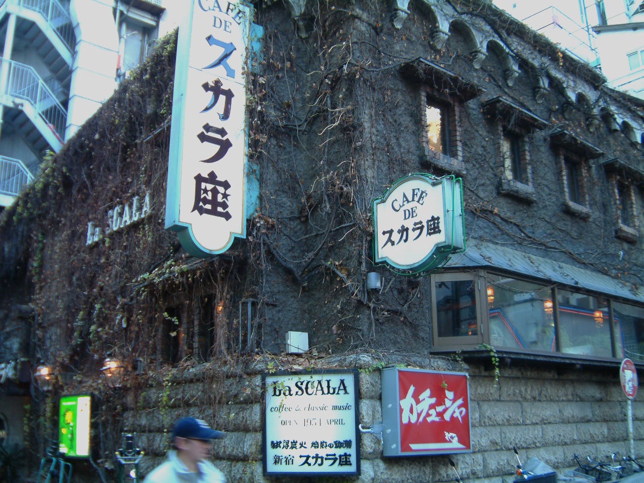 東京的不夜城新宿的歡樂街能否華麗轉身 台灣人第一次到日本旅遊的地點 有九成以上會到新宿的歌舞伎町 這個當年金城武與深田 By Joel Fukuzawa Medium