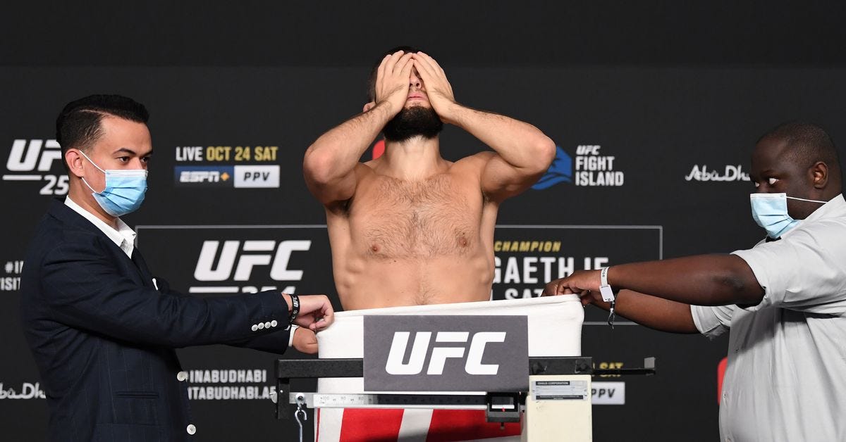 Khabib Nurmagomedov sur la balance lors d’une pesée officielle et qui semble souffrir
