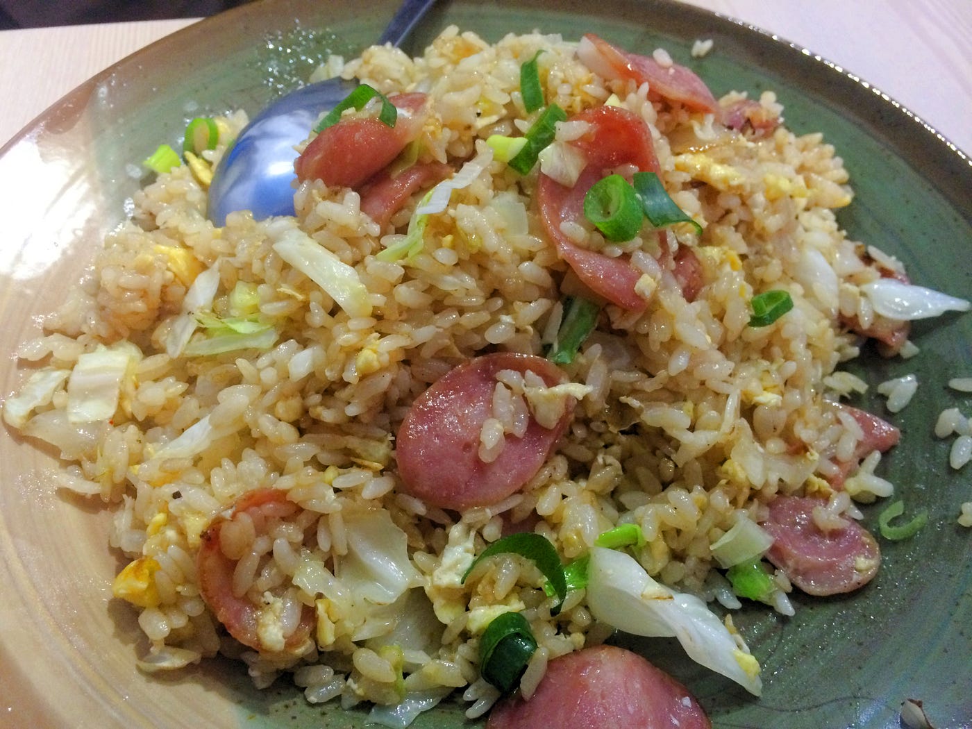 海賊食堂飯麵小館 手工香腸炒飯 泡菜牛肉炒飯 以前辦公地點在捷運公館站與台電大樓站之間 因此常常會在這一代尋覓食物 有時候會超 By 布雷克人生