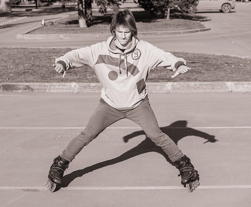 How to stop on a roller skates (plow stop) by Rollerschool.app Medium
