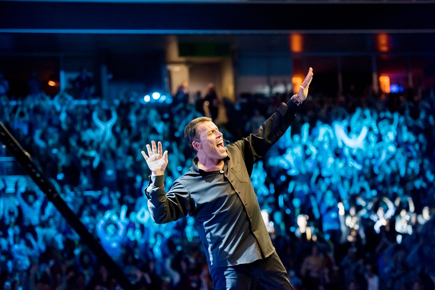 What Happens When A Skeptical Behavioural Scientist Goes To A Tony Robbins Event By Darren Hill The Startup Medium