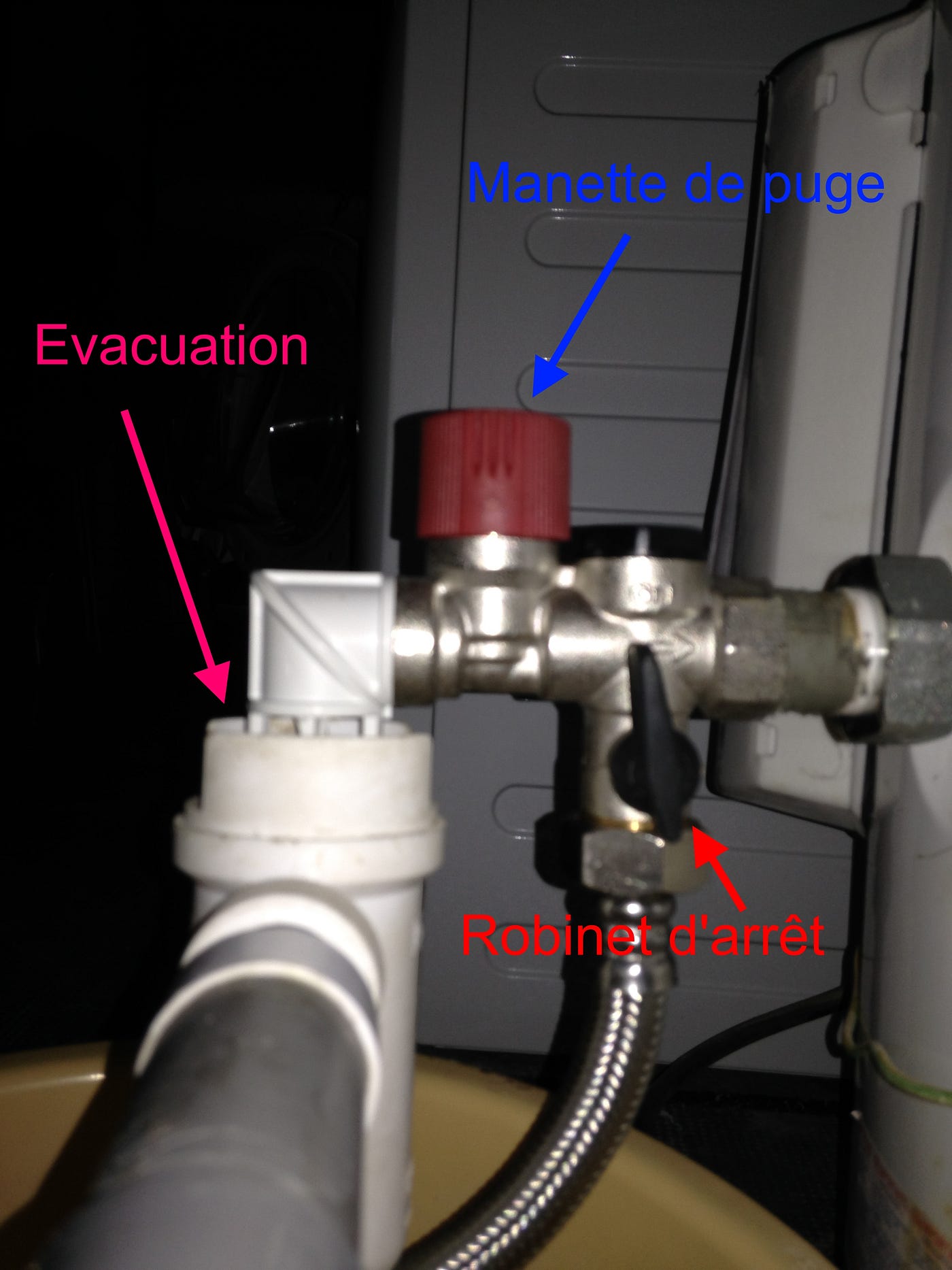 Nettoyer et changer l'anode magnésium d'un ballon d'eau chaude vertical sur  socle (VS) | by Emeric MARTINEAU | Medium