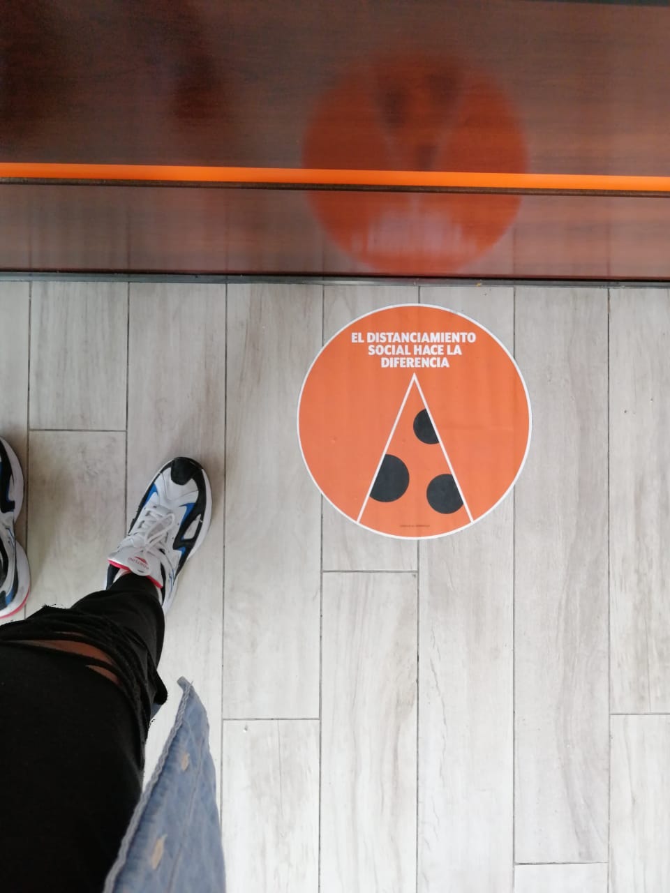 Social distancing sign in the metro of Mexico City (Torres de Santiago, 2020)