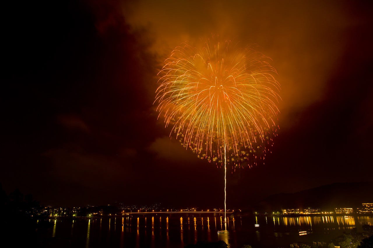 8月 環繞富士山都是花火聲 山梨縣一口氣發放的多個花火大會 是日日本 Medium