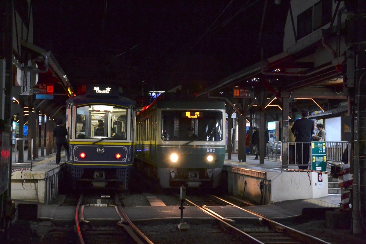江ノ電江ノ島駅 夜の江ノ電江ノ島駅 鎌倉行きの電車が停車中 By Gen Sugai ヲダキュウライダー Medium