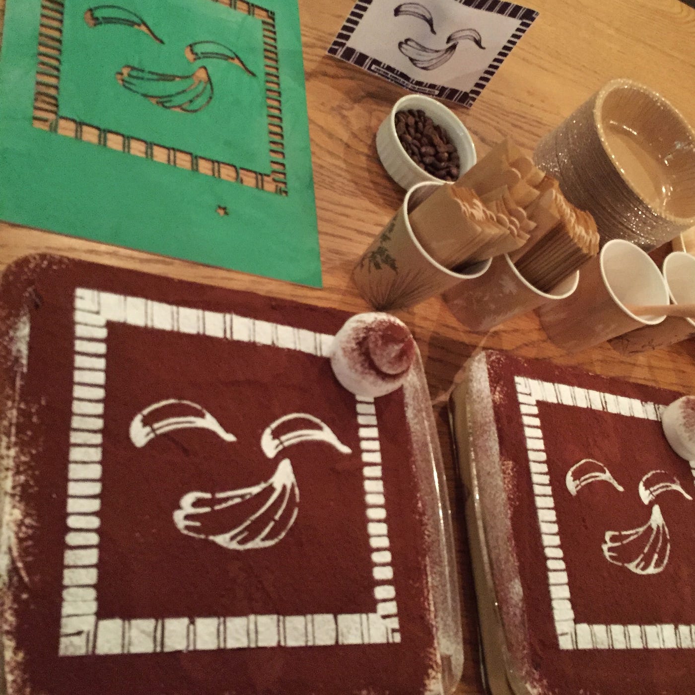 ケーキに簡単絵付け Fabでステンシルを自作した 白と茶色のコントラストが美しいティラミスの絵付け ティラミスに絵を描いて欲しいと By Carol Medium