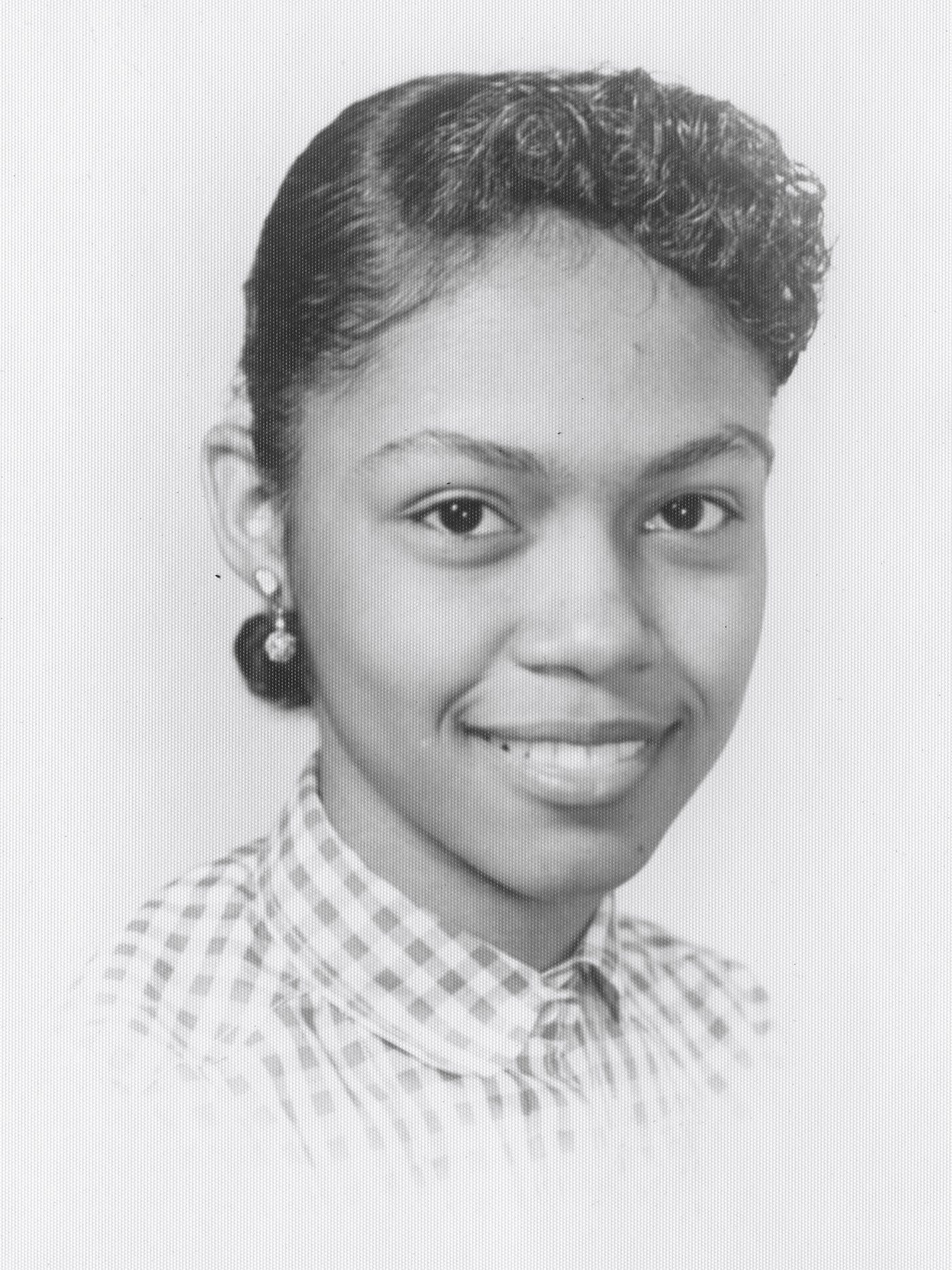 Headshot of Peggy Drake Holland at age 18.