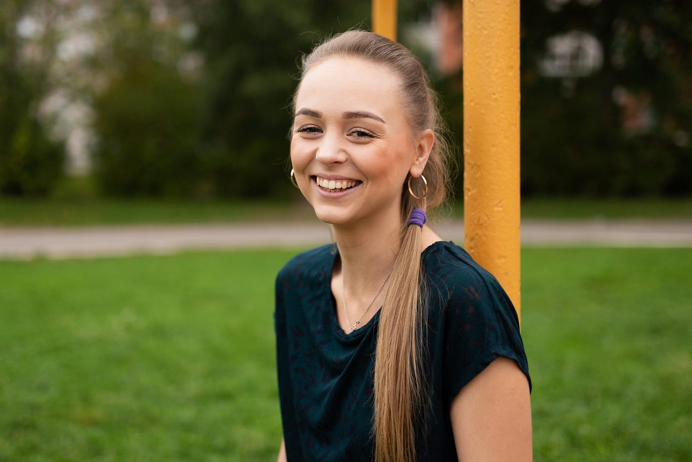 sporty-blonde-girl-smiling-frame-near-football-goal-any-purpose — Un Swede