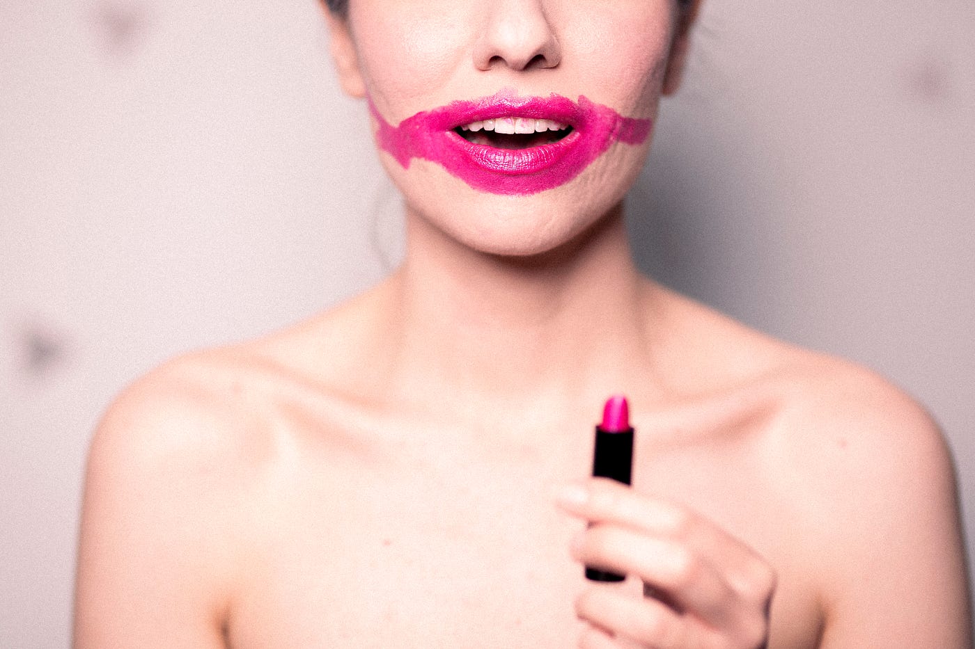 Picture of a woman who has applied her lipstick all over her face and it depicts exactly how clueless I get when I see this metric on my stats page.