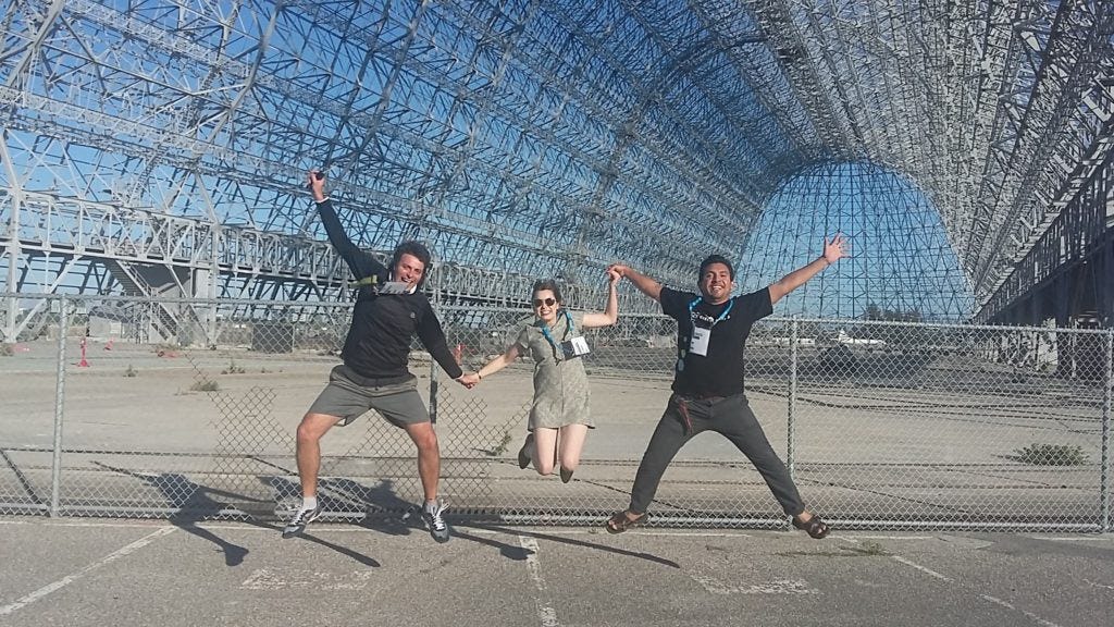 With Immy (United Kingdom) and Beno (Perú), in front of the Hangar One, an impressive structure built in the 1930s to store dirigibles.