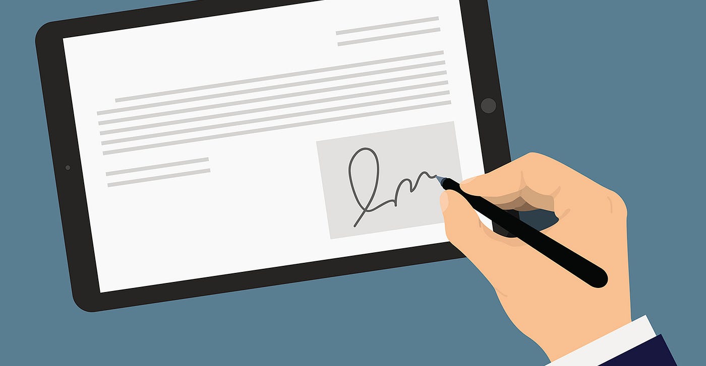 Pessoa assinando um contrato digital em um tablet utilizando uma caneta para assinaturas digitais