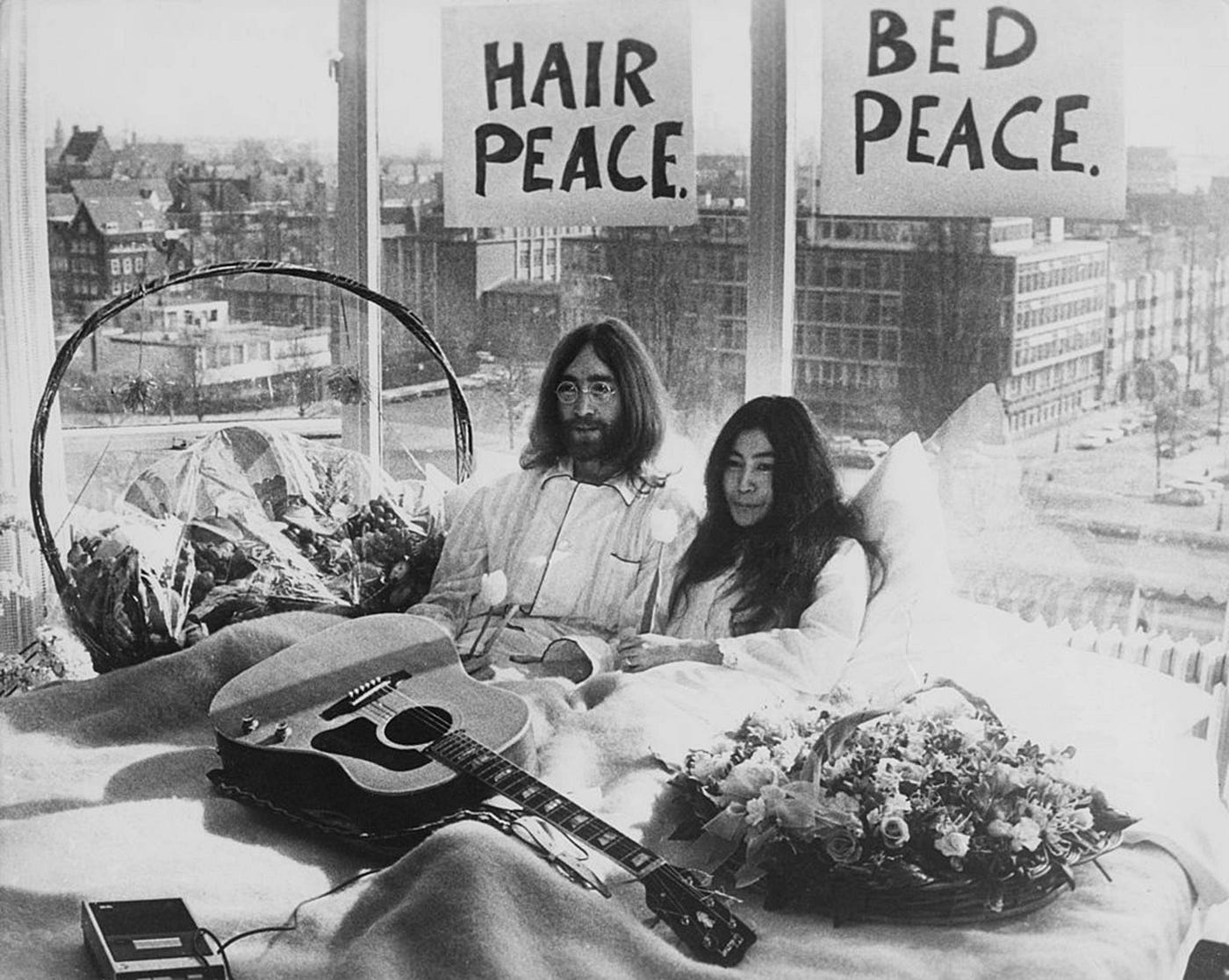 約翰藍儂的夢與死亡 1971年 約翰藍儂到美國參加的第一場演唱會 是一場聚集了左翼青年和文化嬉皮的演 By Soundfury Medium 約翰藍儂的夢與死亡 1971年 約翰藍儂到美國參加的第一場演唱會 是一場聚集了左翼青年和文化嬉皮的演 By Soundfury Medium