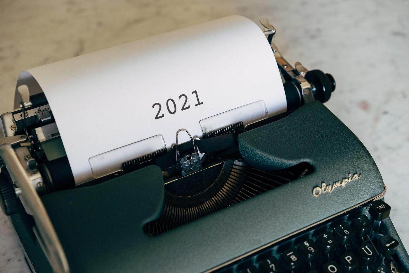 typewriter with 2021 on the paper