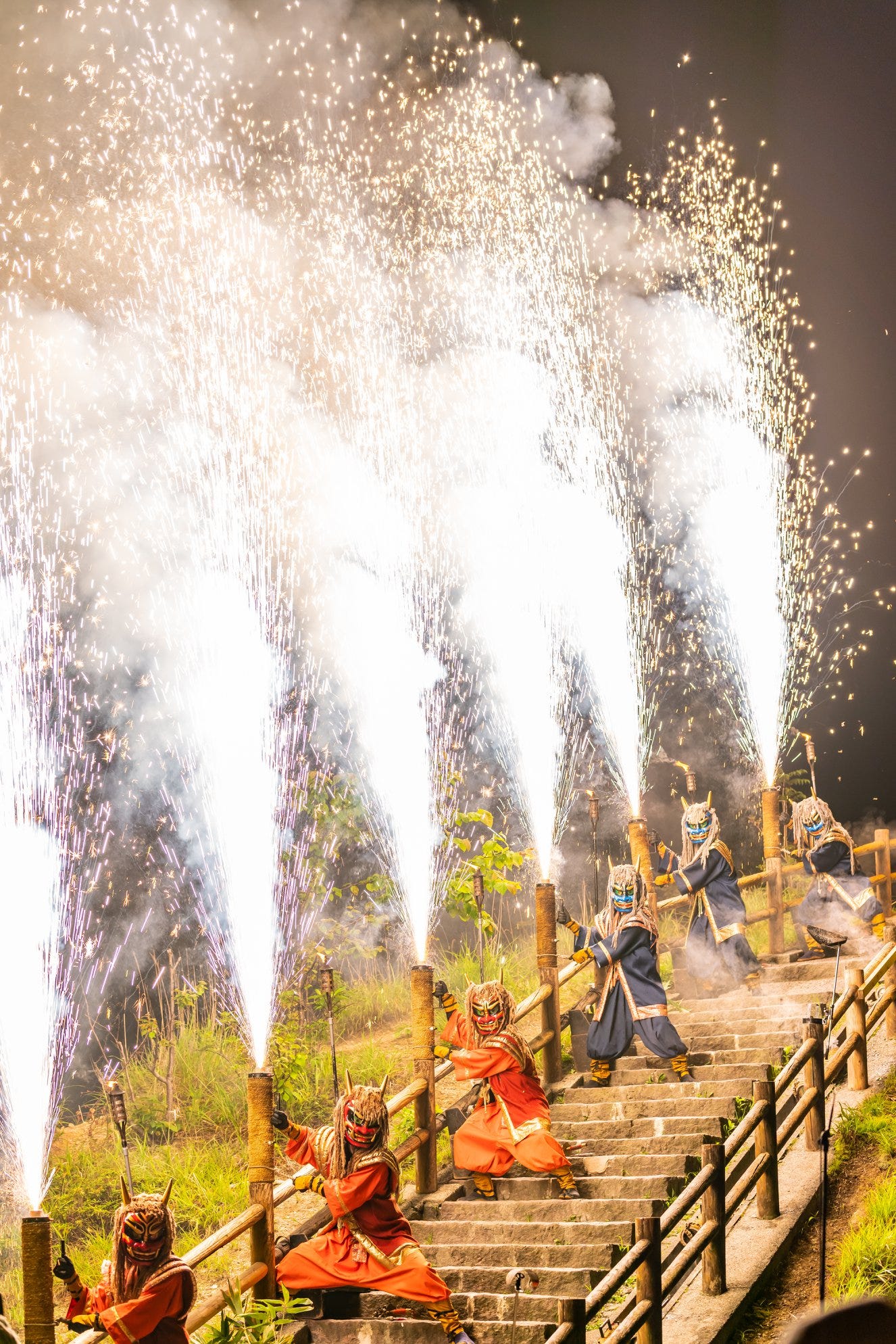 6 7 溫泉守護神的初夏祭 北海道地獄谷鬼花火 日本初夏的晚上經常都傳出一陣陣熱鬧和歡笑 因為到處都會舉辦夏祭 大伙兒穿上透涼的 By 是日太郎