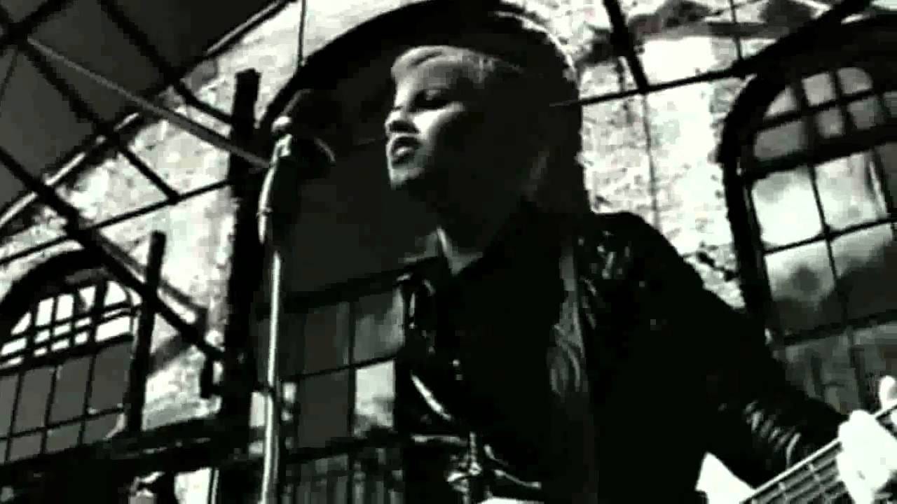 Cranberries singing ‘Zombie’