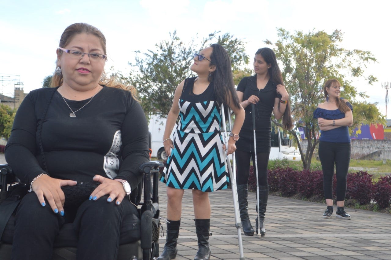 De izquierda a derecha: Luz Velandia, mujer usuaria de silla de ruedas con distrofia muscular; Constanza Pérez, mujer con discapacidad sistémica; Jazmín Rueda, mujer con discapacidad visual, y Catalina León, mujer sobreviviente de accidente cerebrovascular.