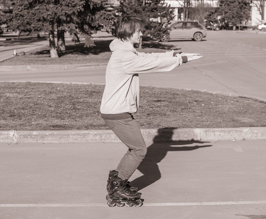 How to stop on a roller skates (plow stop) by Rollerschool.app Medium