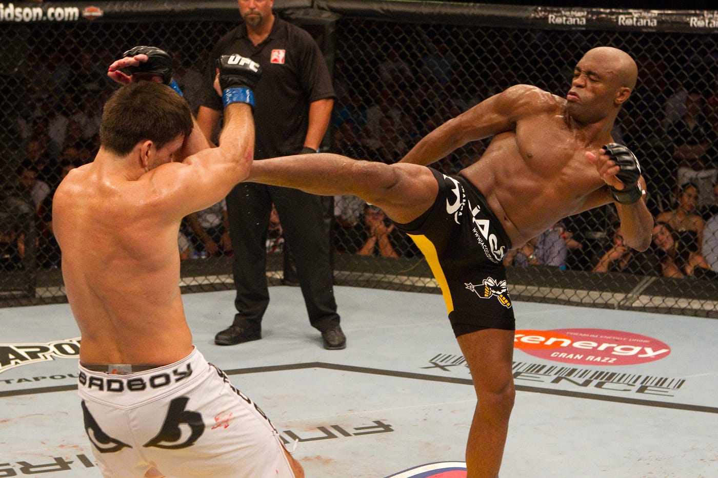 Anderson Silva (R) vs Demian Maia (L) - UFC 112.