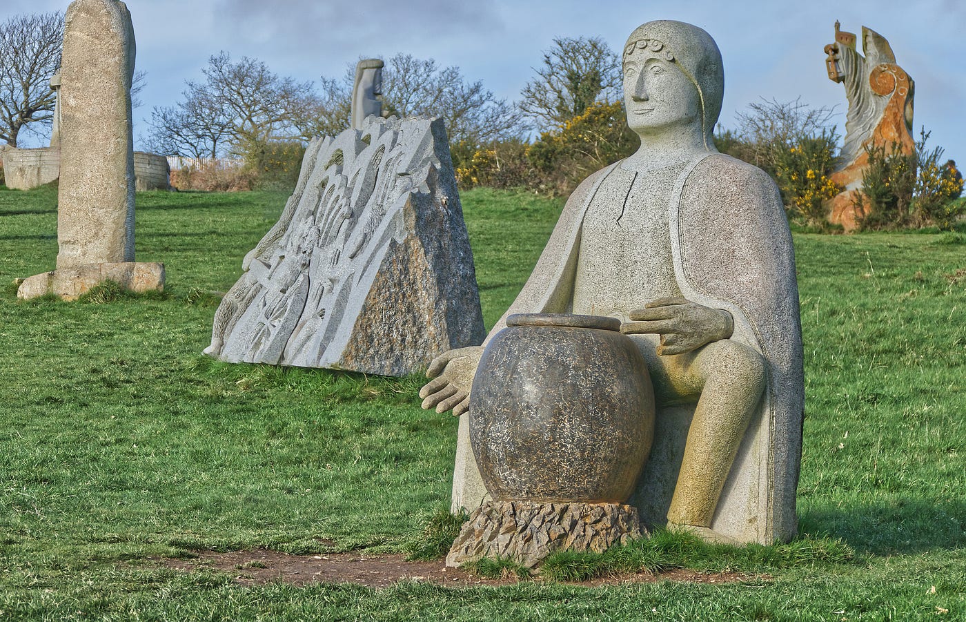 Sculpture de « Gwilherm » réalisée par l’artiste Vivien Gamba. « Gwilherm » ou Guillaume Pinchon était né à St-Alban vers 1180. Évêque de St-Brieuc, il vécut à une époque de conflits très durs entre le pouvoir ducal et le clergé, envers lequel d’anciens griefs avaient ressurgi lors de l’assemblée des vassaux tenue à Nantes en 1225. Au cours de cet affrontement entre le Duc Mauclerc et les prélats de Rennes, St-Brieuc et Tréguier, Guillaume acquiert la considération de Rome