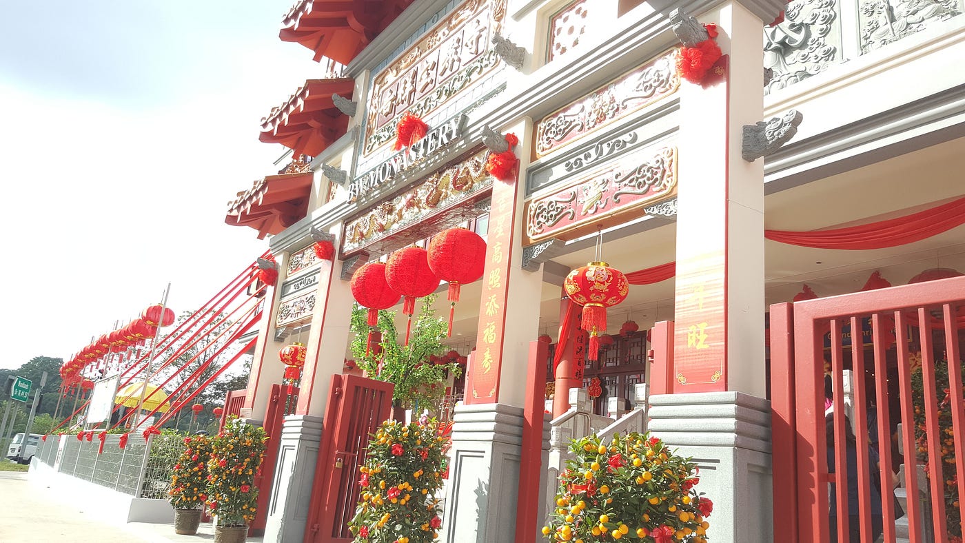 幸福旺狗狗在吉祥寺等着您 今天跟着一群朋友到吉祥宝聚寺 还未踏入寺院 就感到一股浓厚的过年气息 By Blissful Dumpling Medium