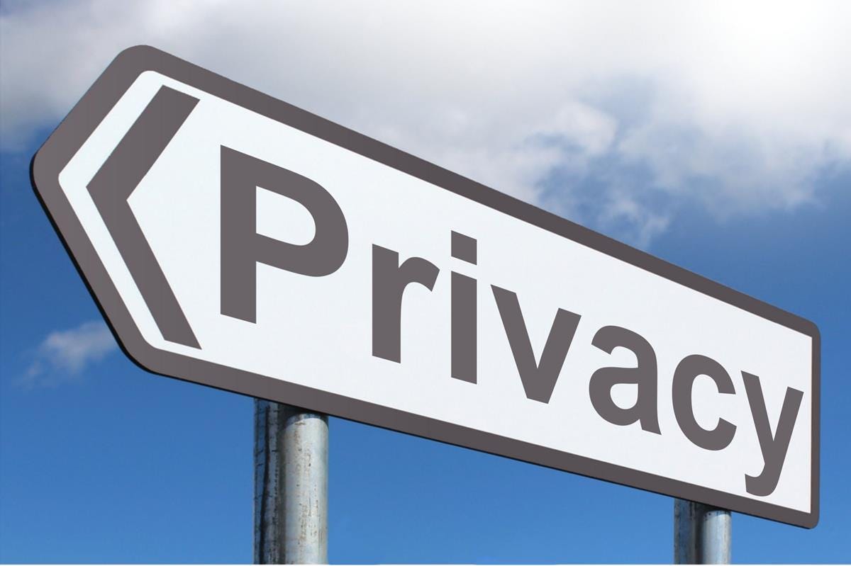 A sign shaped like an arrow saying Privacy