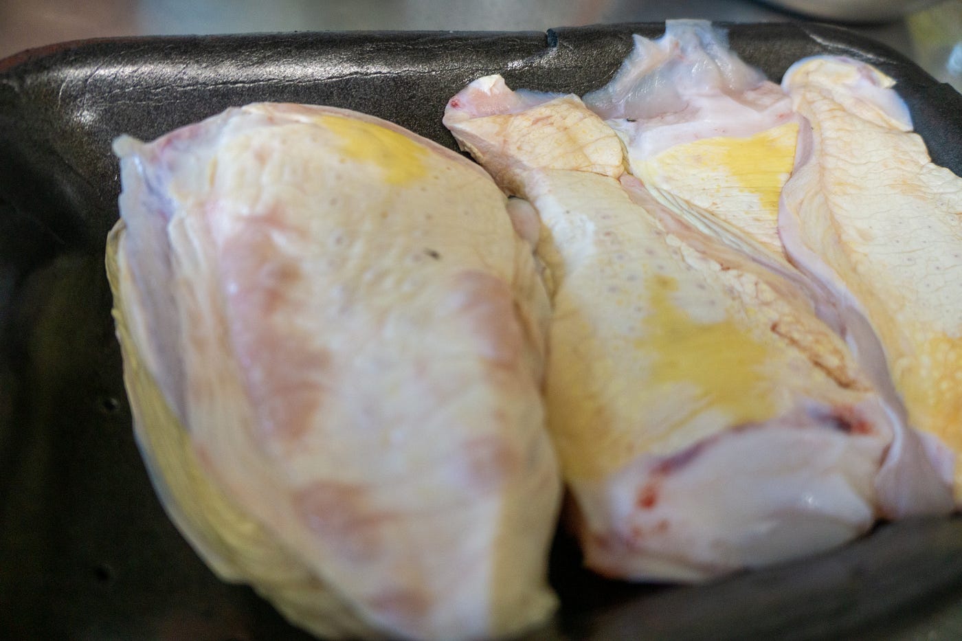 ワニ肉をやる 突然ですけど これなんのに肉だ はい ワニですね しかもワニの舌 タンです By Daisuke Maki Makisanch Medium