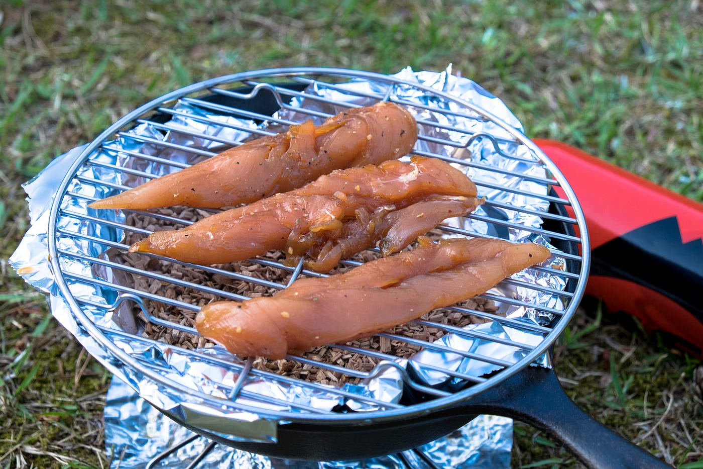 スキレットで作るお手軽燻製 アウトドアなイメージの燻製 実は結構奥が深い 調べると燻製方法で3種 温度の高い By Kaneko Gaku Medium