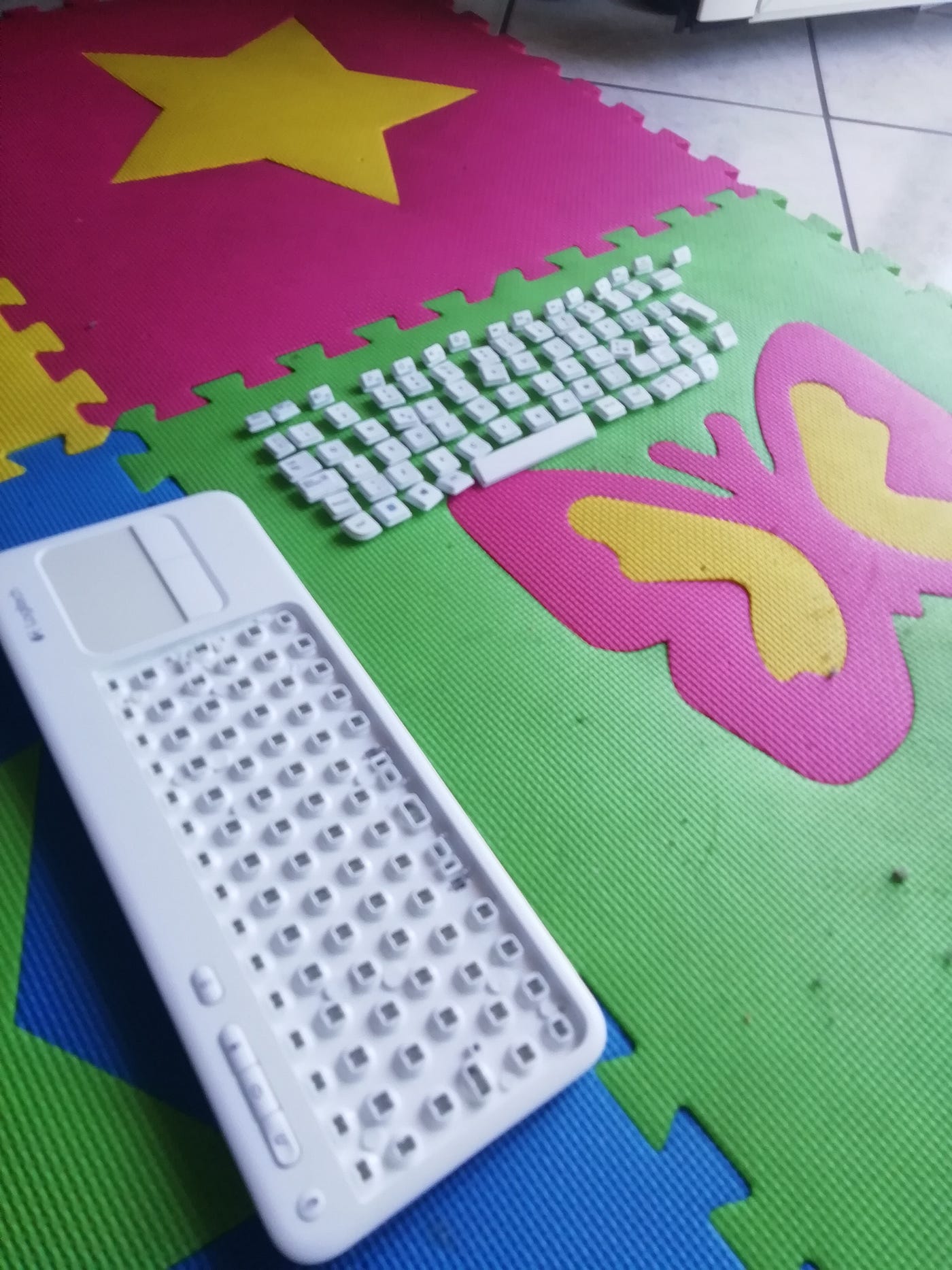 Clean the keys of Logitech k400r keyboard | by Nicola Landro | Medium