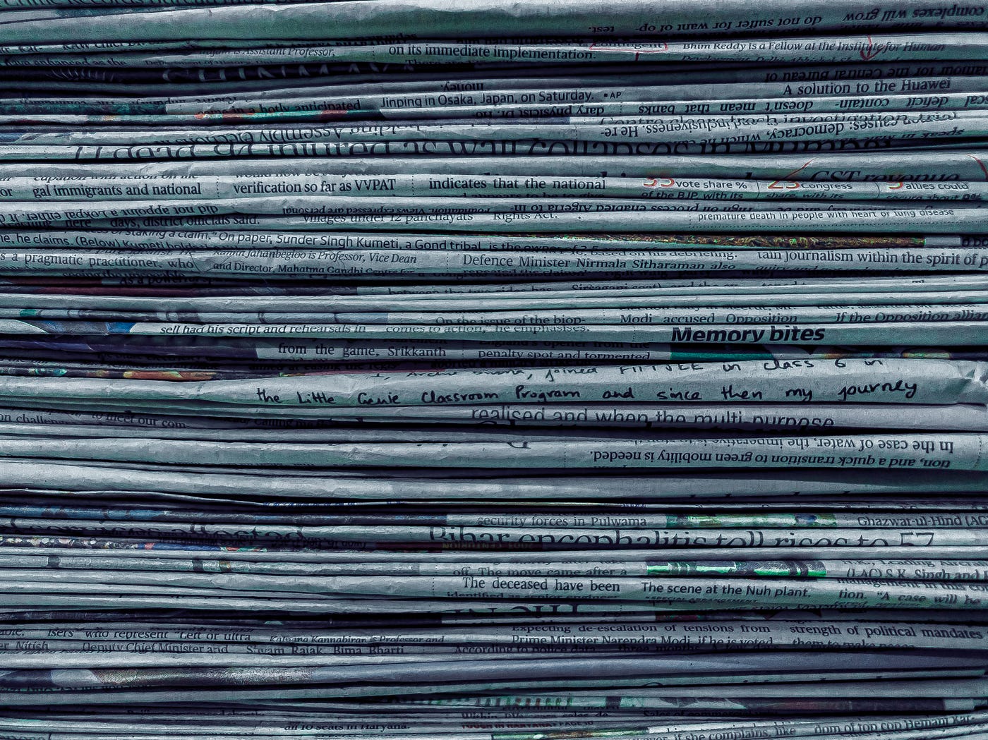 papierowe gazety ułożone jedna na drugiej