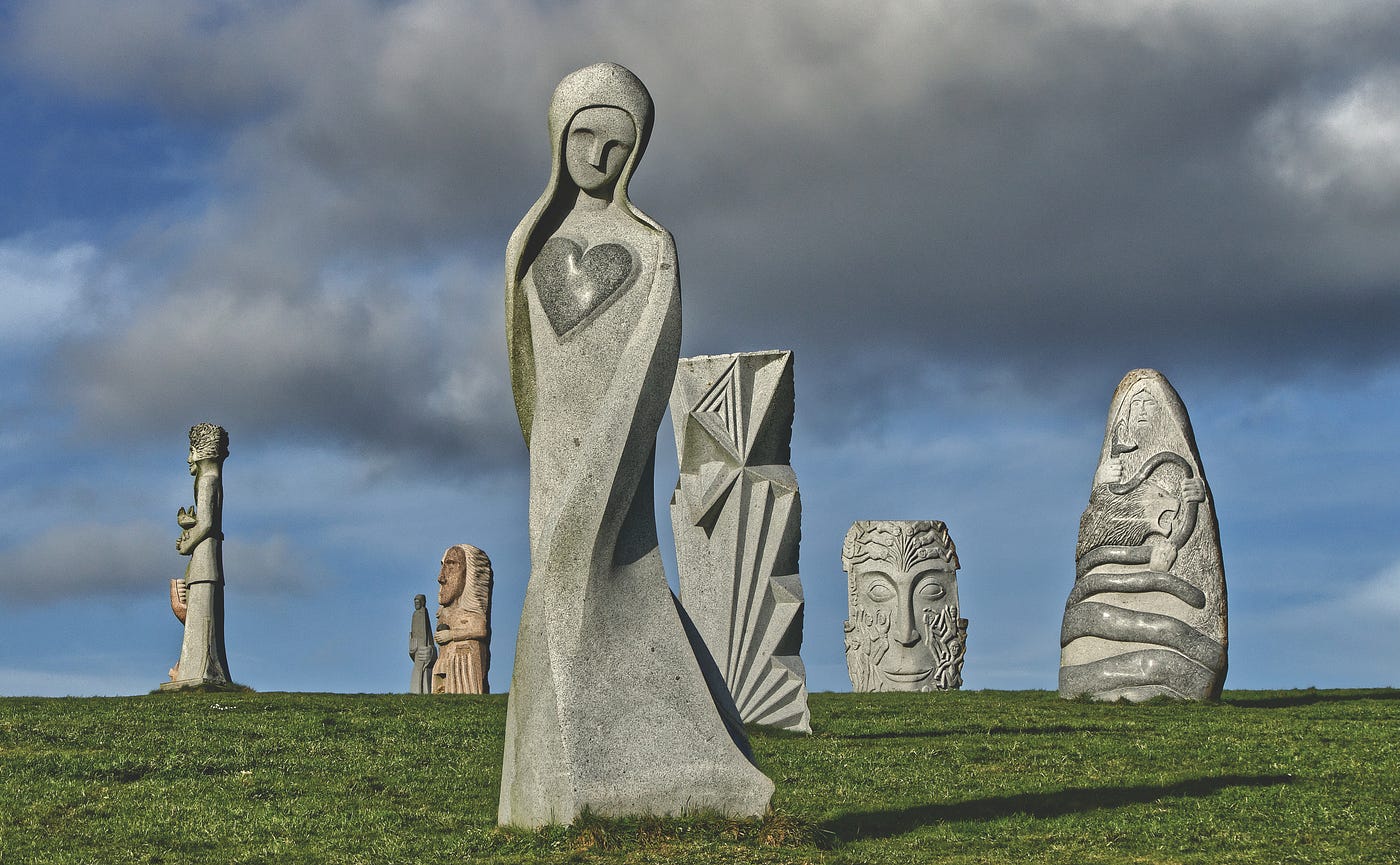 Sculpture de « Bleuenn » réalisée par l’artiste Kito. Bleuenn ou Bleuzenn est la déclinaison du prénom gallois Blodwen qui signifie fleur blanche. Cette patronne des fleurs sculptée dans un bloc de granit mesure 4,70 m et pèse 7,5 tonnes. À ce jour, Bleuenn est la 122e réalisation de la Vallée des Saints.