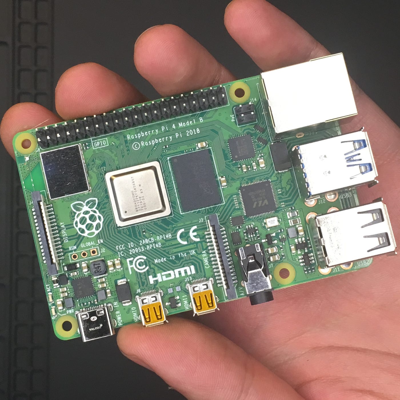 Raspberry Pi 4 Desktop Kit 