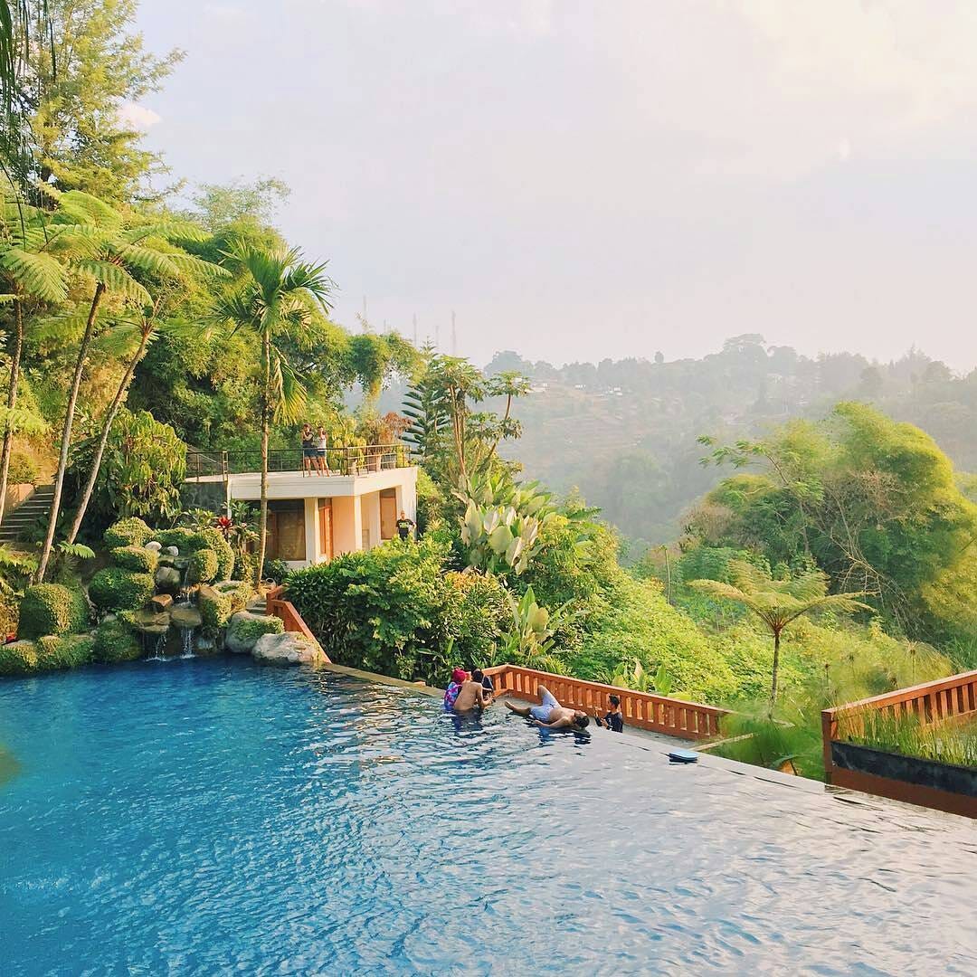 6 Hotel Di Bandung Dengan Infinity Pool Yang Keren Banget By Pergi Com Pergi Com Medium