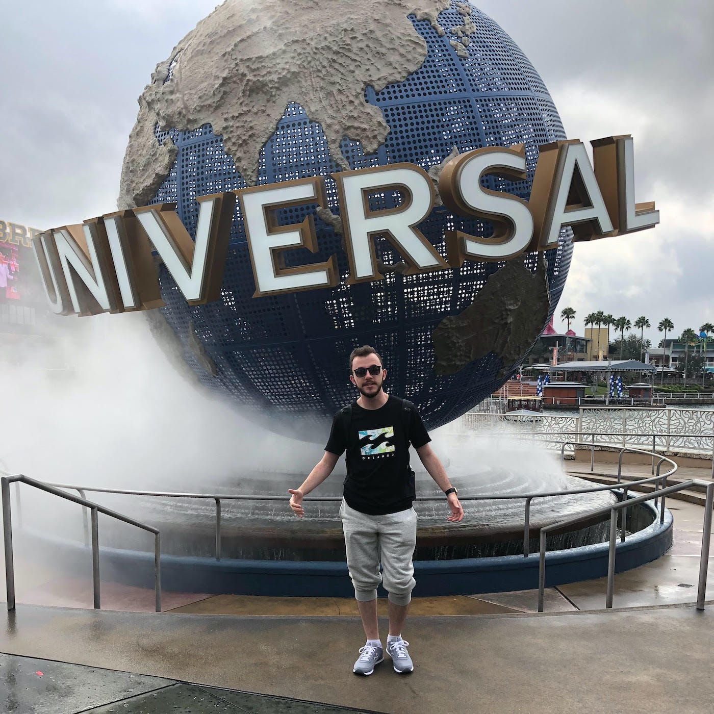 Henrique in front of the Universal logo.
