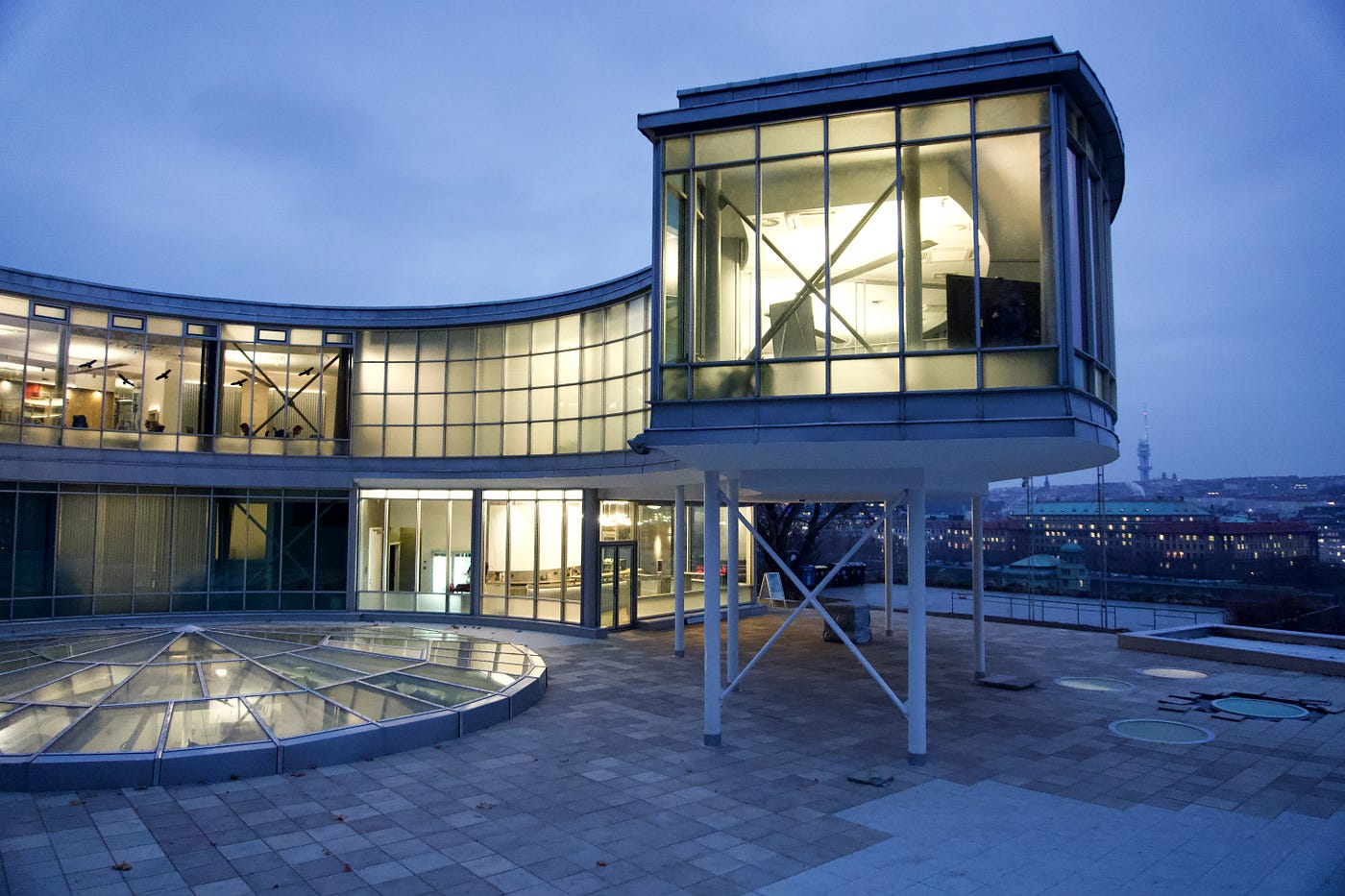Creative Dock se v Praze nově přestěhoval do unikátní budovy Expo 58 od architektů Františka Cubra, Josefa Hrubého a Zdeňka Pokorného, která vznikla pro Světovou výstavu v Bruselu v roce 1958. Foto autor.
