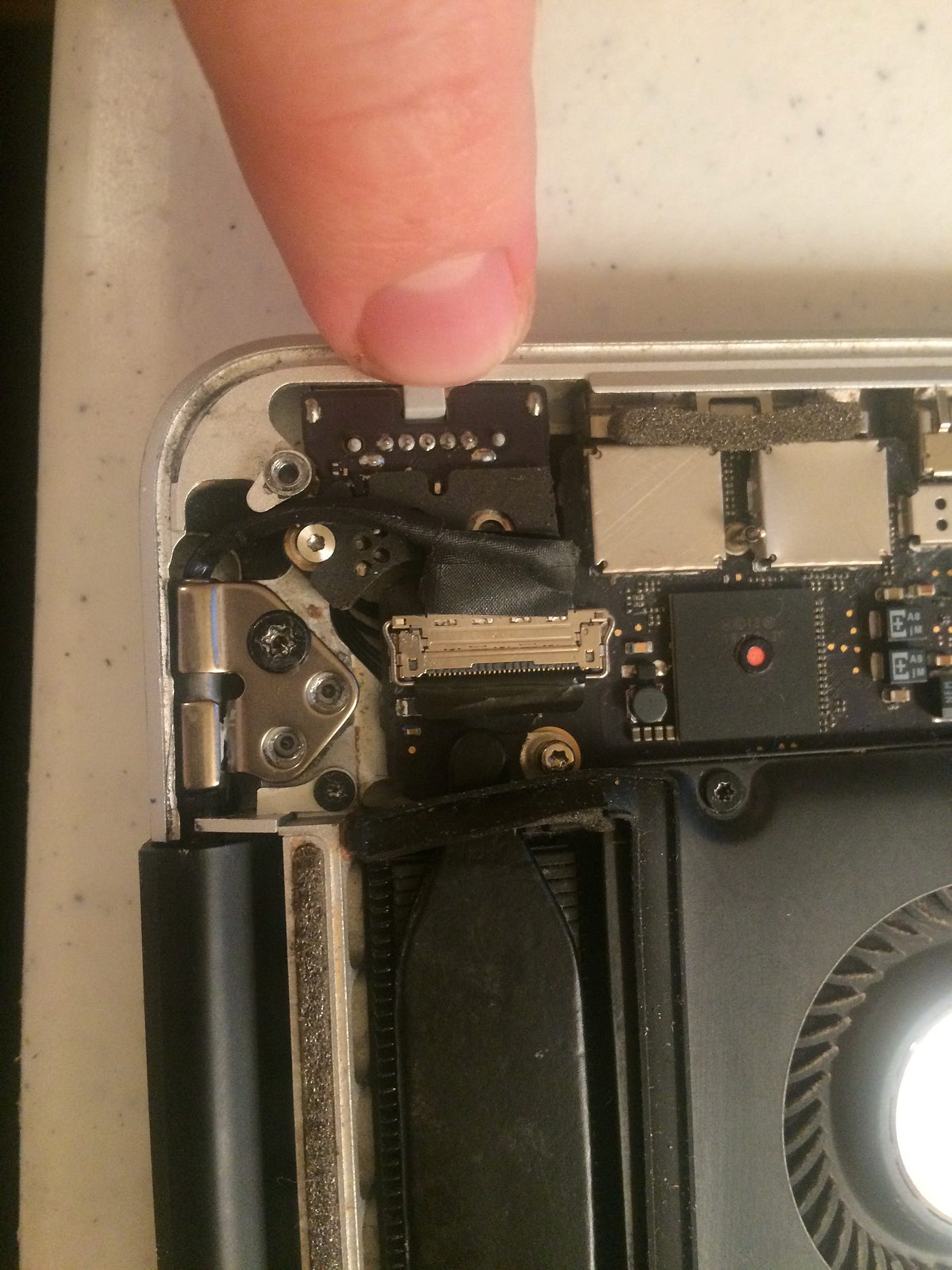 Replace Macbook Pro Retina Display Monitor Cable by practicaltexan