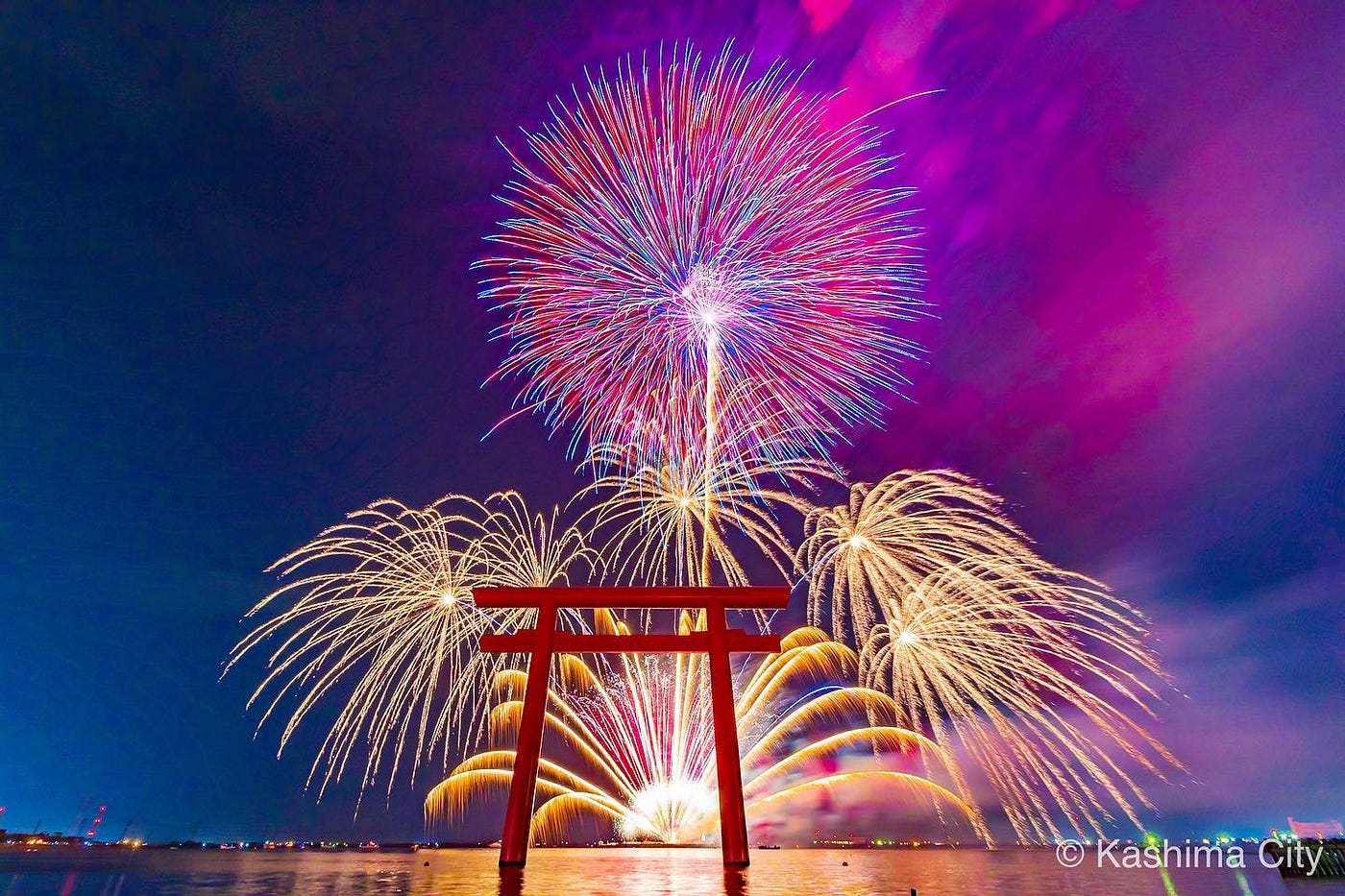8月 穿過鳥居 再往神明上空看煙花 茨城縣的海上花火大會 是日日本 Medium