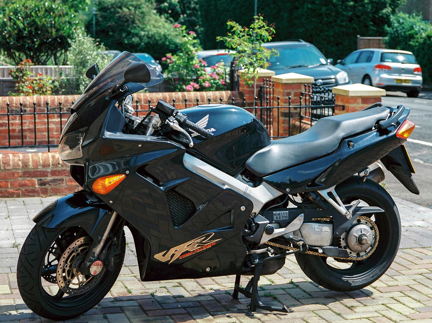Honda Vfr800 Fi Review 97 01 30th October 14 By P2p Shiny Side Up Medium