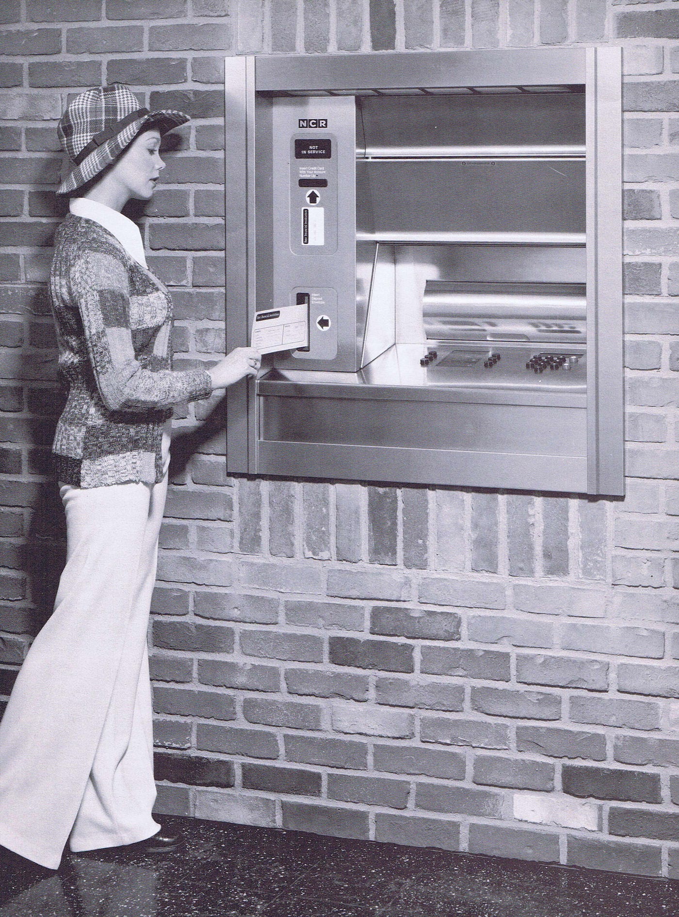 Uno de los primeros cajeros automáticos. Los cajeros bancarios emitían comprobantes de papel con códigos únicos que permitían a los clientes retirar un máximo de £10 a la vez.