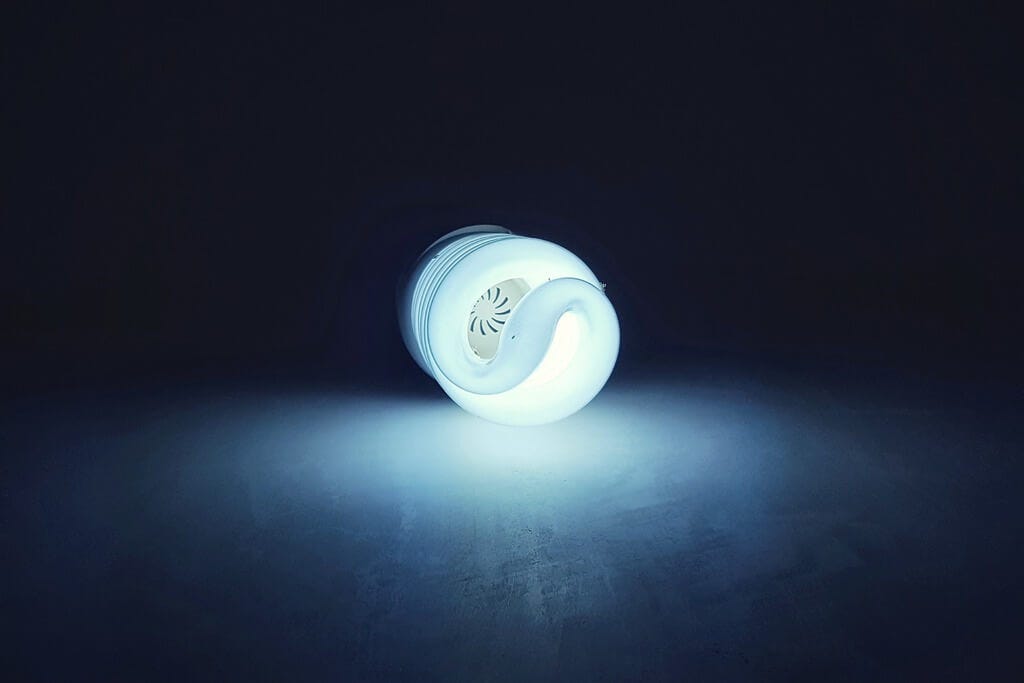 how do halogen light bulbs work