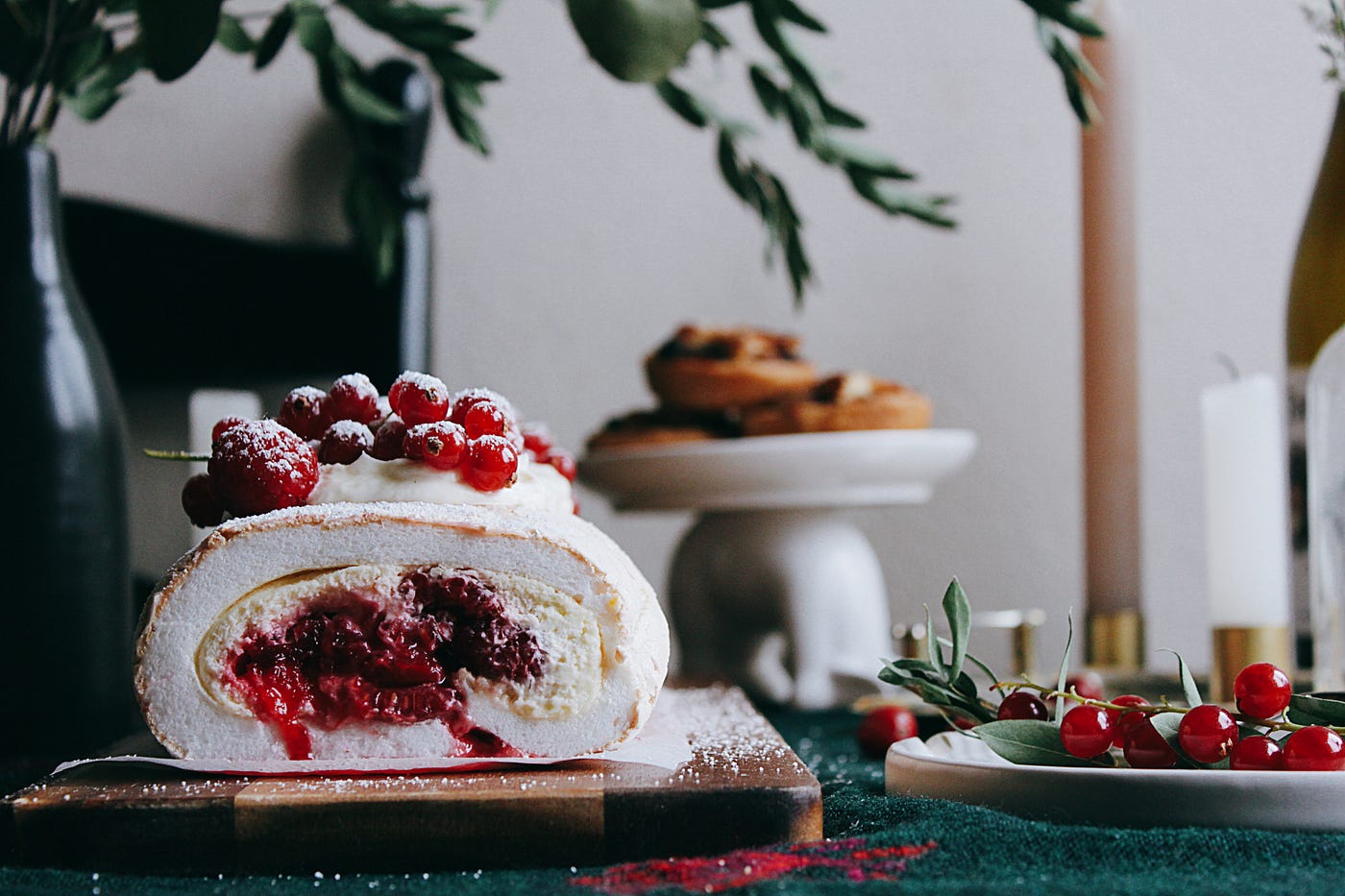 Berry Meringue Roulade 莓果蛋白霜捲食譜我平常喜歡吃的甜點都是一些沒有使用麵粉的東西 像是布丁 冰淇淋 果凍 或是糖葫蘆 粉圓豆花之輩 今年聖誕節在家跟小英合做了我一直很想介紹給大家的無麵粉冷門甜點 蛋白霜蛋糕捲 第一次做就大成功 趕快趁記憶猶新來跟