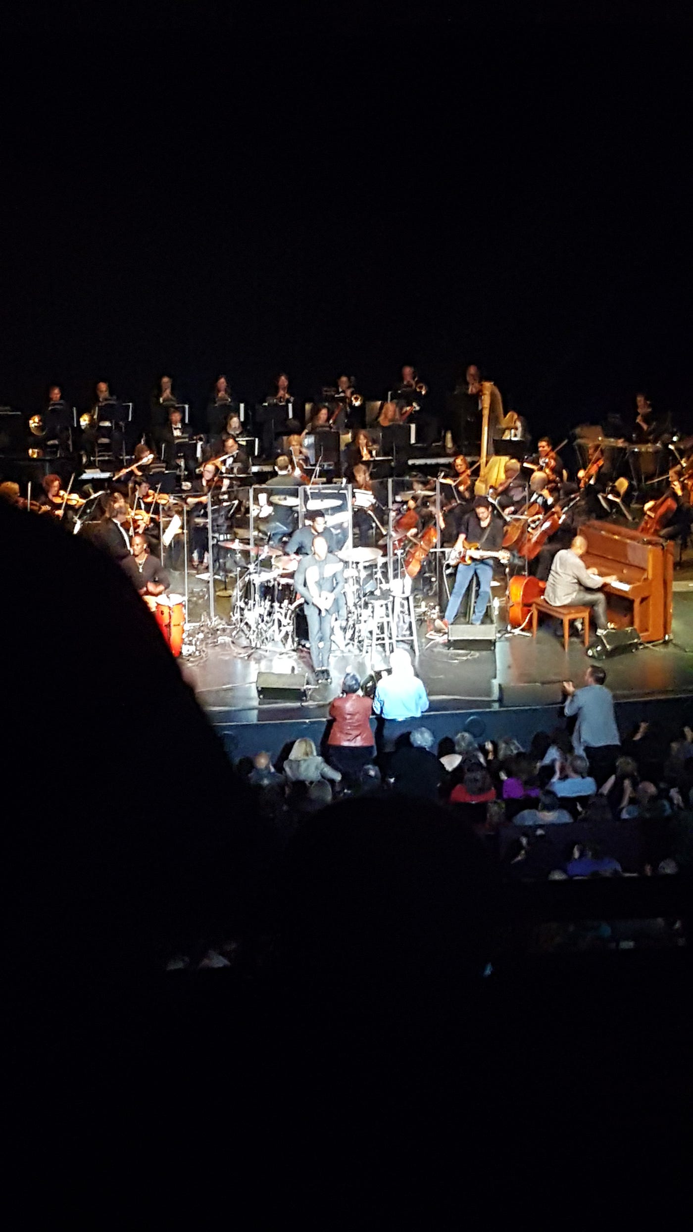 photo of Leslie Odom, Jr in concert